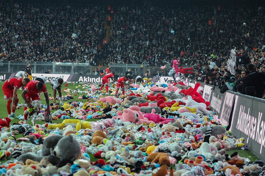 Suporter Sepakbola Lempar Boneka dan Mainan ke Lapangan Bola di Turki