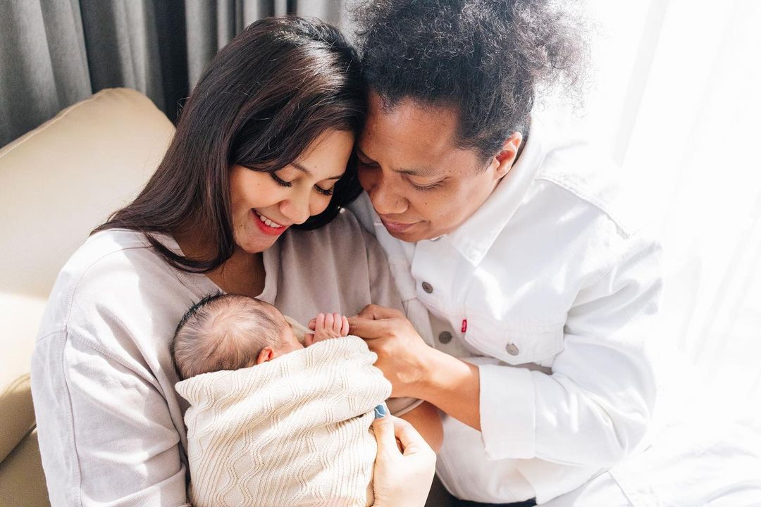 Wajah Anak Arie Kriting dan Indah Permatasari Terlihat, Kegantengannya Dipuji Netizen