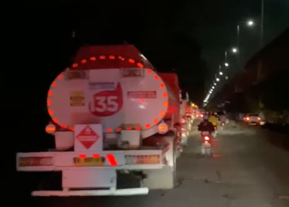 Pipa TBBM Meledak, Puluhan Truk Tangki Pertamina Parkir di Pinggir Jalan