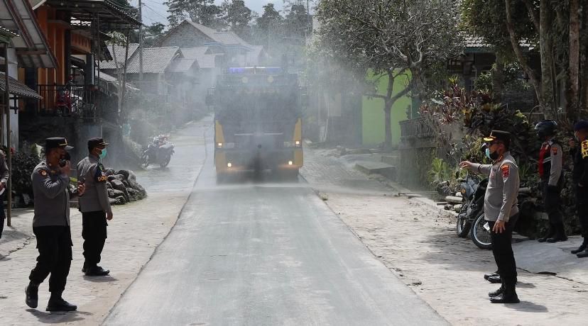 Desa Krinjing Magelang Tertimbun Abu Vulkanik Setebal 2 CM, Imbas Erupsi Gunung Merapi. Polisi dan TNI melakukan Pembersihan Jalan