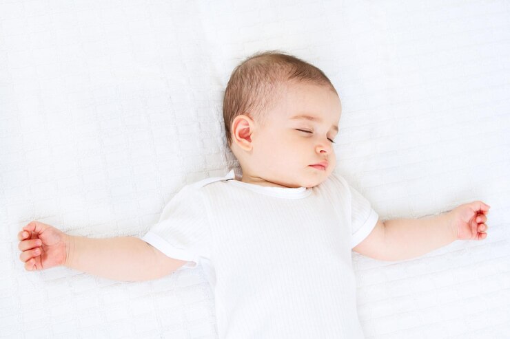 Manfaat Bayi Tidur Tanpa Bantal yang Jarang Diketahui, Moms Perlu Tahu!