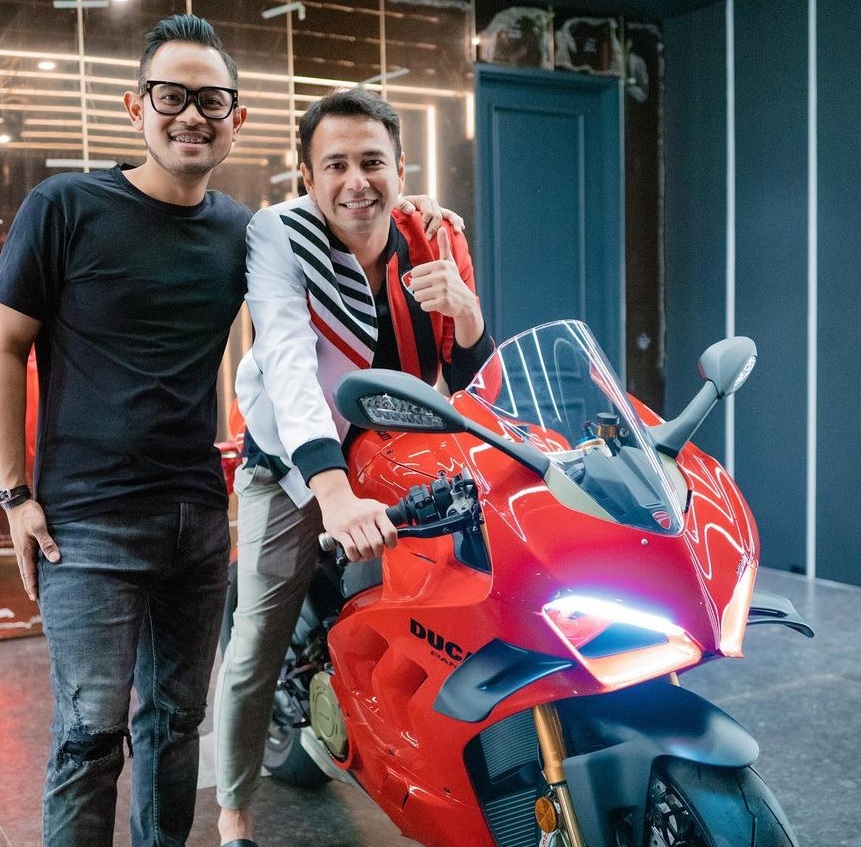 Raffi Ahmad Girang Dapat Hadiah Ducati Panigale V4s dari Juragan 99