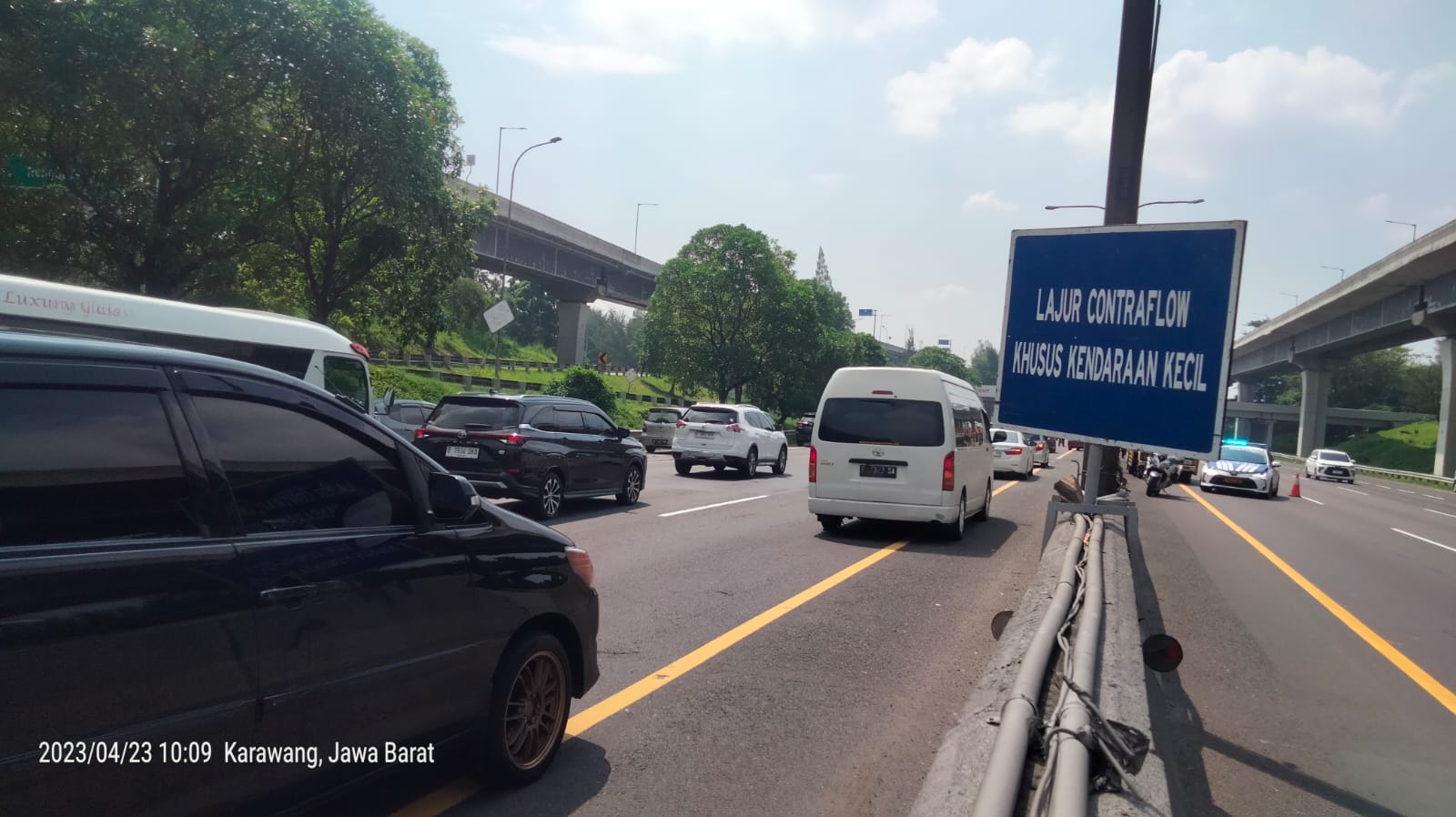 Pihak Jasa Marga Memberlakukan Buka-Tutup Contraflow KM 47 - KM 61 Jalan Tol Jakarta-Cikampek