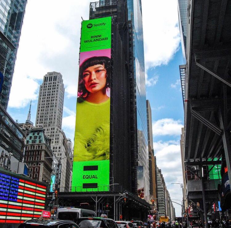 Kaget! Wajah Rinni Wulandari Terpampang di Billboard Times Square New York