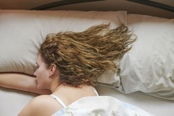 Ini Lima Bahaya Tidur dengan kondisi Rambut Basah