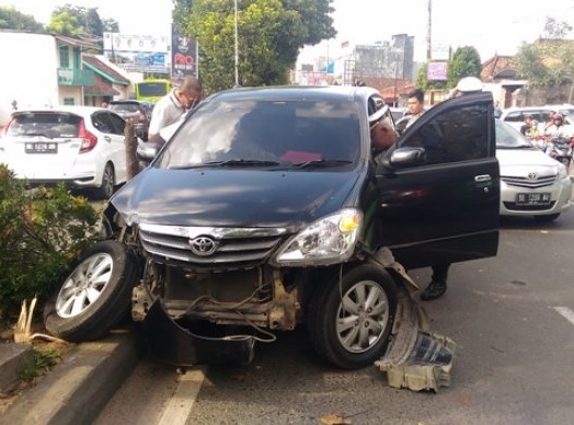 As Roda Mobil Patah Picu Kecelakaan Maut di Malang, Empat Orang Tewas
