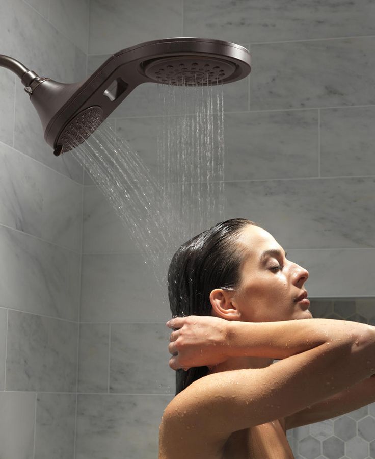 Pipis Berdiri Sambil Mandi di Shower Tak Disarankan untuk Perempuan, Ini Alasannya