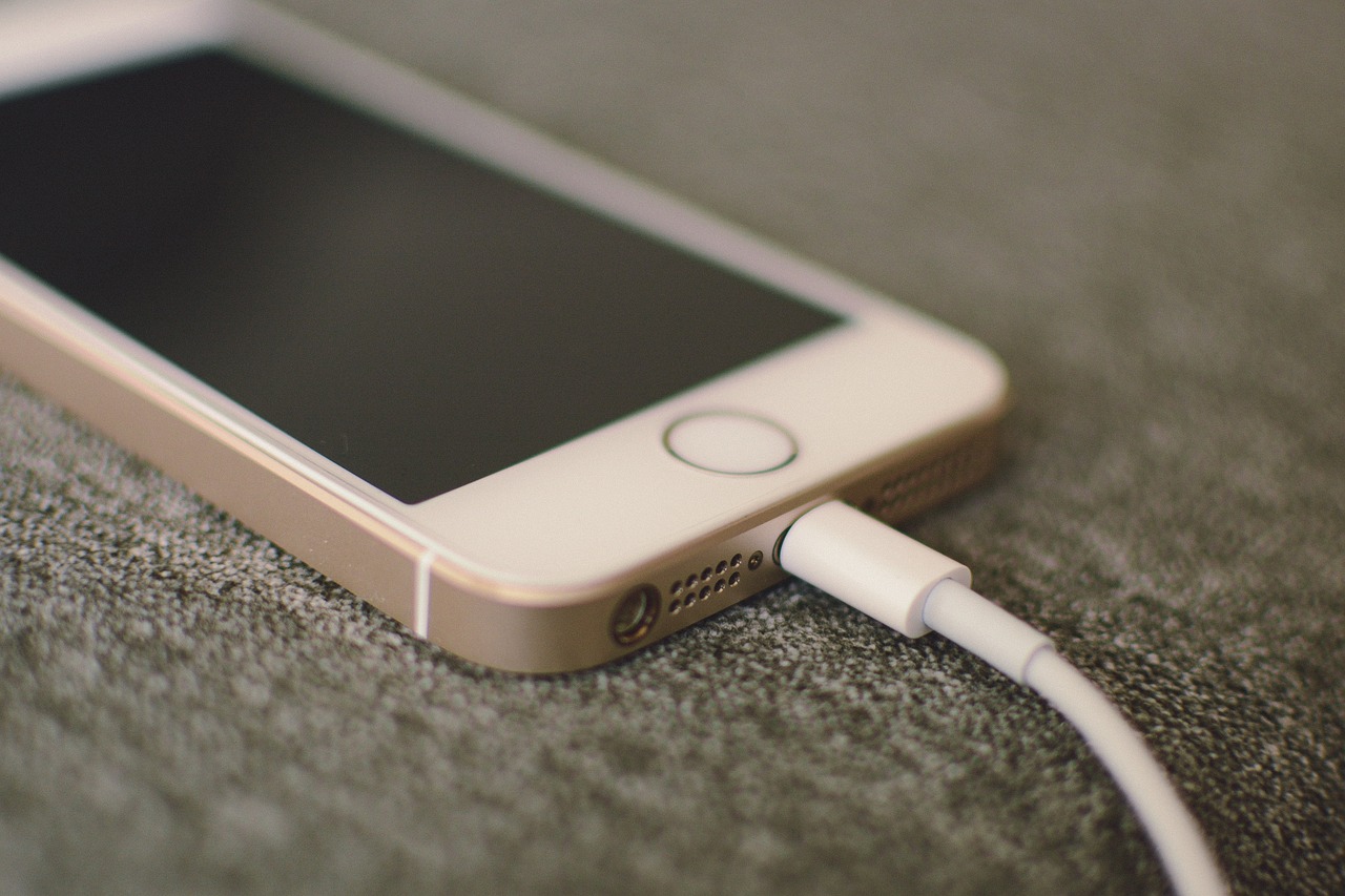 Apple Ingatkan Bahaya Tidur Dekat iPhone yang Sedang Dicas, Bisa Kebakaran dan Cedera