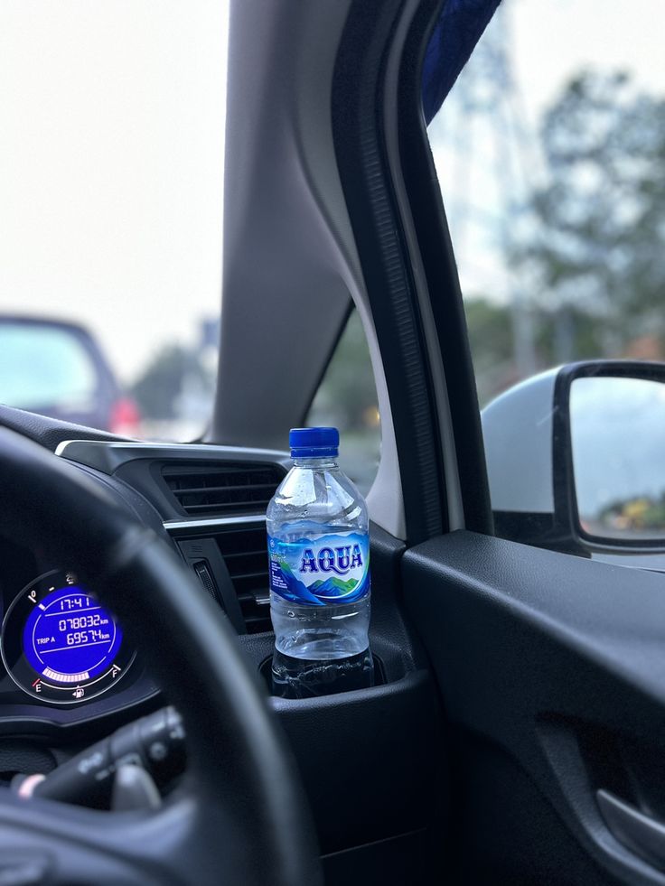 Hati-hati! Ini Efek Samping Minum Air Kemasan yang Lama Ditinggalkan di Mobil